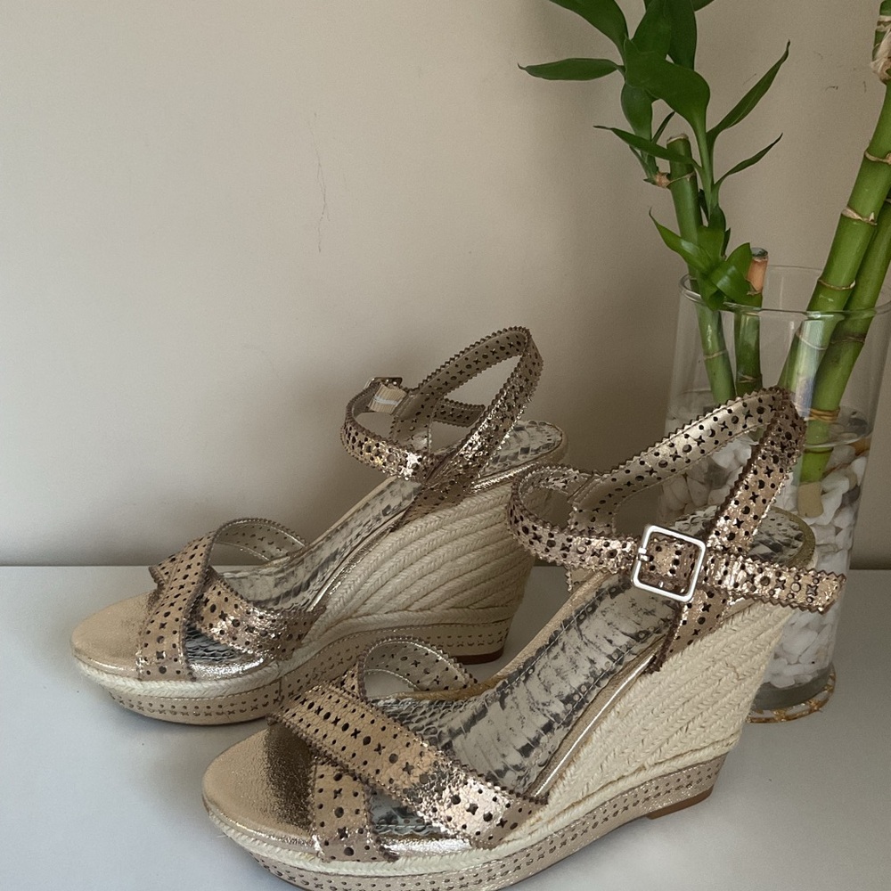 Gianni Bini Gold Metallic Espadrille Platform Wedge Sandals Size 8 - Picture 3 of 13